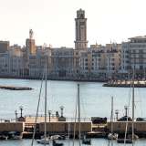 Negli anni 20 si opt� invece per un waterfront pi� monumentale che avrebbe dovuto rappresentare il biglietto da visita dell�imperiosa politica militare ed economica portata avanti dal Fascismo